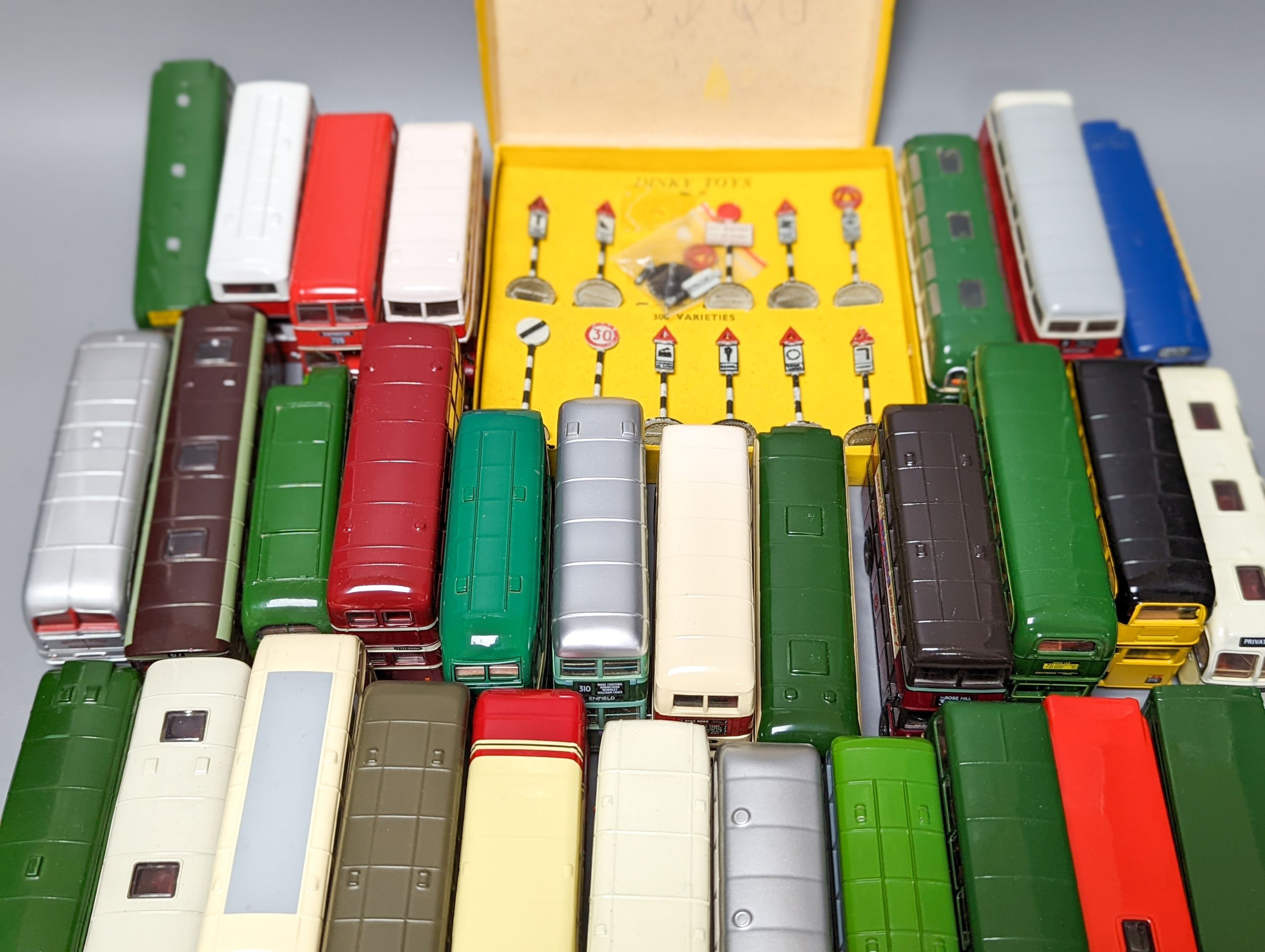 Cased Dinky road signs, Corgi and EFE model buses (29)